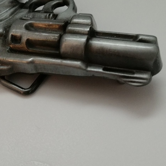 New Cast Metal Belt Buckle Revolver with Skull - Picture 4 of 12